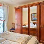 1. Schlafzimmer mit Kleiderschrank und Safe