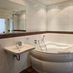 1. Badezimmer mit Wanne und Dusche