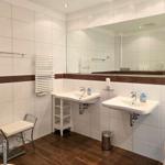 1. Badezimmer mit 2 Waschtischen