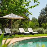 Pool und Sonnenliegen
