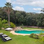 Pool und Sonnenliegen