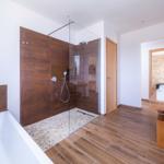 Bad mit Dusche und Wanne