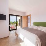 Schlafzimmer mit TV und Bad ensuite