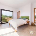 Schlafzimmer mit mehreren Terrassen und Panoramablick