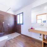 Grosszügiges Bad mit Dusche