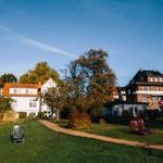 Ansicht Villa mit Weg vom See