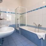 Badezimmer mit Badewanne und Dusche