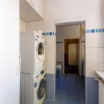 Badezimmer Durchgang mit Waschmaschine und Trockner