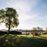 Blick in den Garten zum See