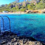 auch vom Felsplateau kann man ins Wasser, in der Badesaison sind Leitern montiert. Der feine Sandstrand geht sanft abfallend ins Wasser.